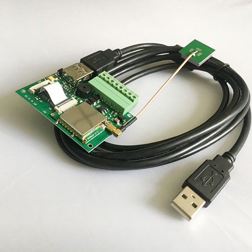 Emetuesi i kartave të leximit të terminalit të <a href=https://rfid-life.com/product/RFID-library-self-service-borrowing-and-returning-machine-source-manufacturer-UHF-touch-screen-borrowing-and-returning-machine.html target='_blank'>vetë-shërbim</a>it UHF me antenë qeramike